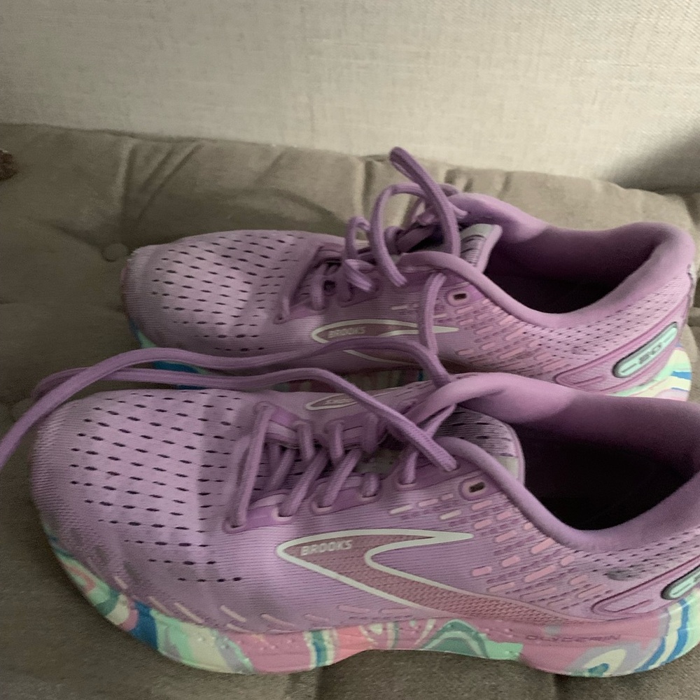 Brooks Sneakers - Lavender and Multicolor
